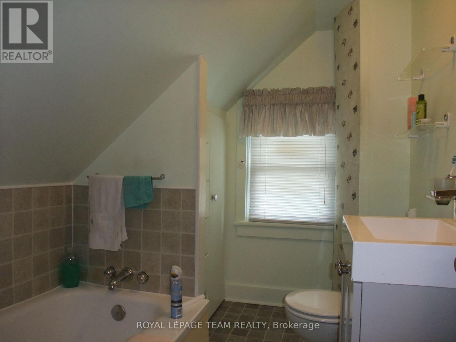 












78 GRAHAM AVENUE

,
Renfrew,




Ontario
K7V2L9

