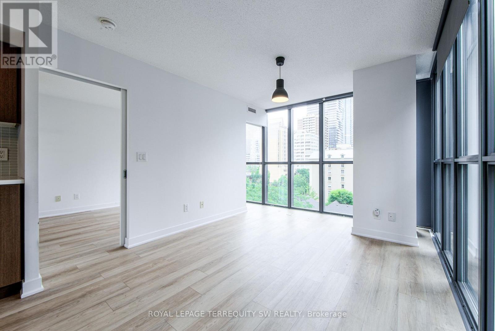 












707 - 110 CHARLES STREET E

,
Toronto,




Ontario
M4Y1T5

