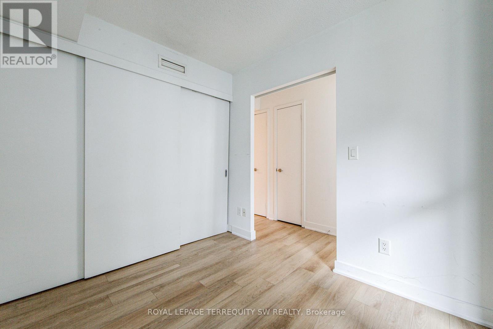 












707 - 110 CHARLES STREET E

,
Toronto,




Ontario
M4Y1T5

