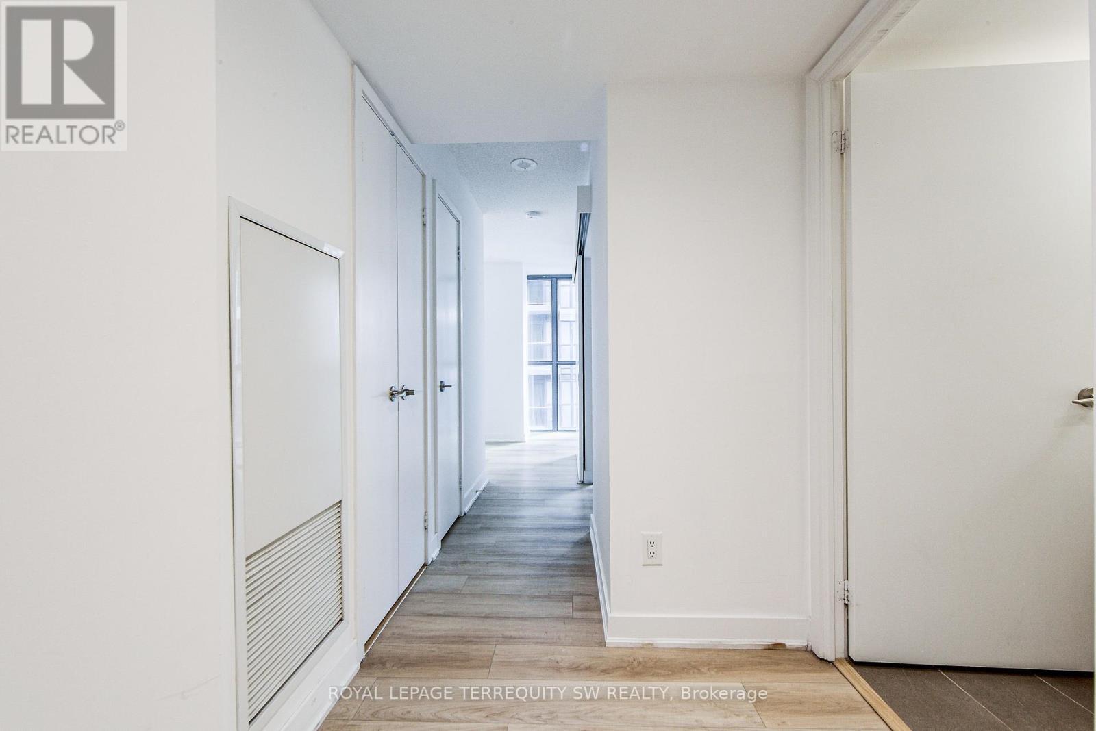 












707 - 110 CHARLES STREET E

,
Toronto,




Ontario
M4Y1T5

