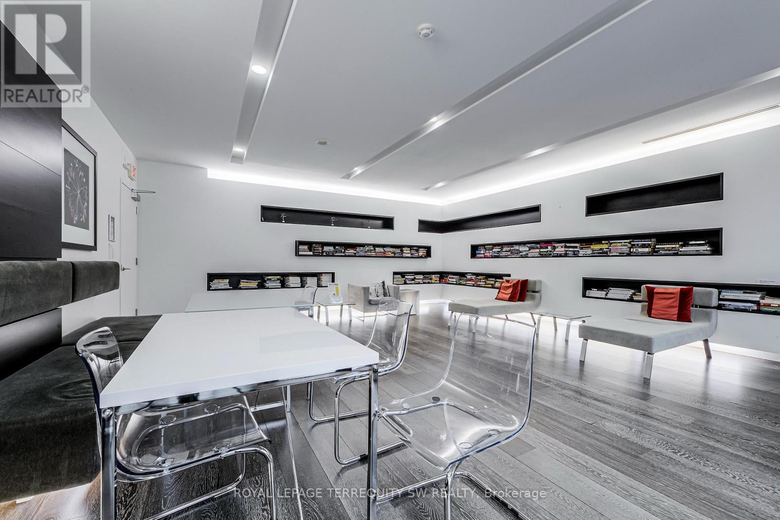 












707 - 110 CHARLES STREET E

,
Toronto,




Ontario
M4Y1T5

