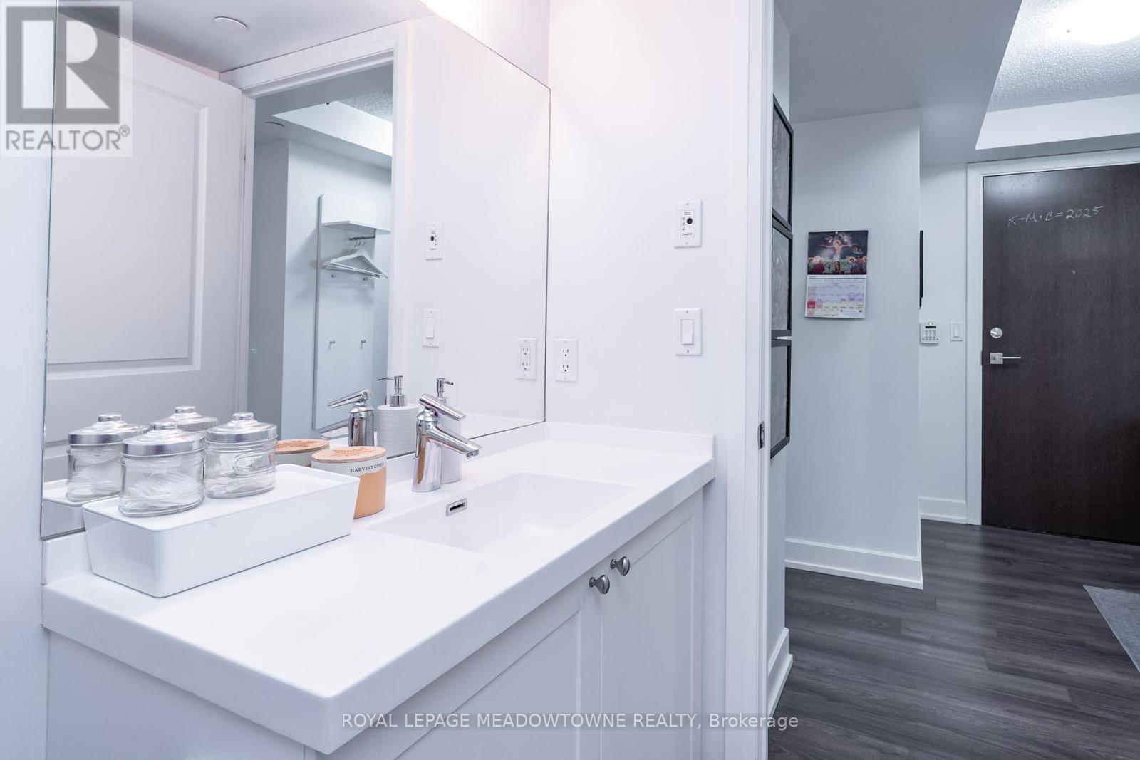 












2421 - 2 EVA ROAD W

,
Toronto,




Ontario
M9C0A9

