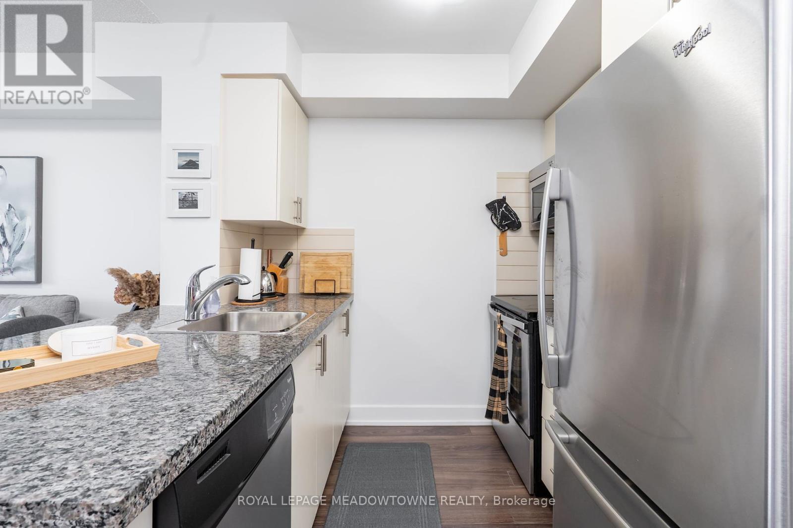 












2421 - 2 EVA ROAD W

,
Toronto,




Ontario
M9C0A9

