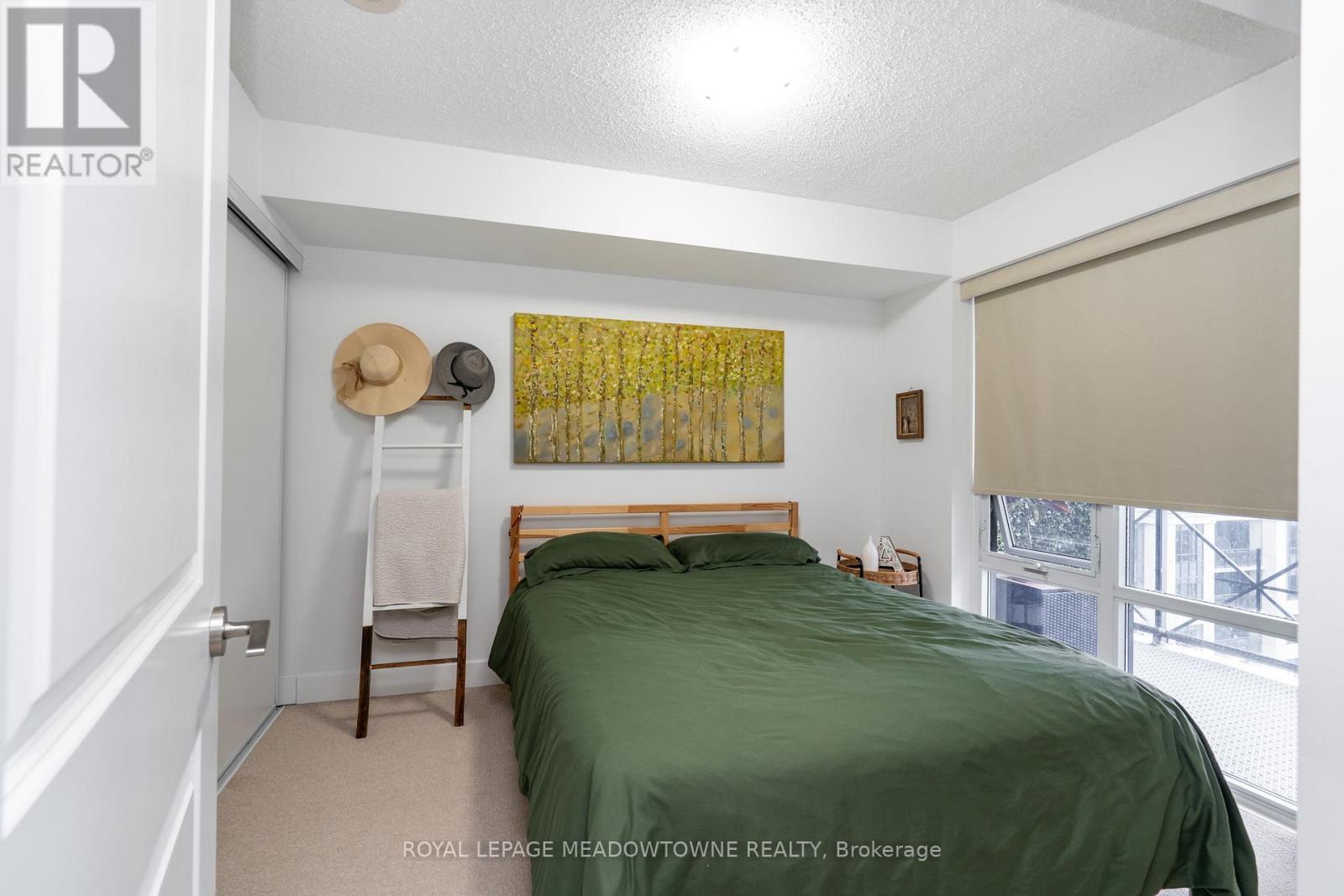 












2421 - 2 EVA ROAD W

,
Toronto,




Ontario
M9C0A9

