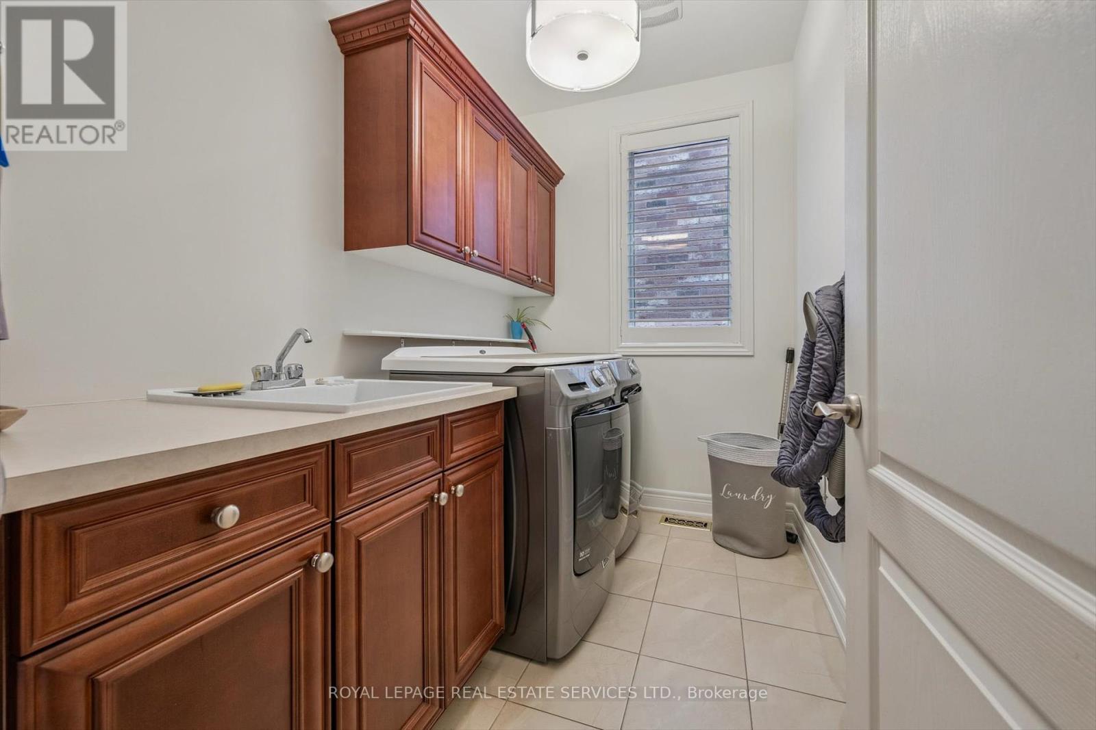 












3168 SADDLEWORTH CRESCENT

,
Oakville,




Ontario
L6M0A8

