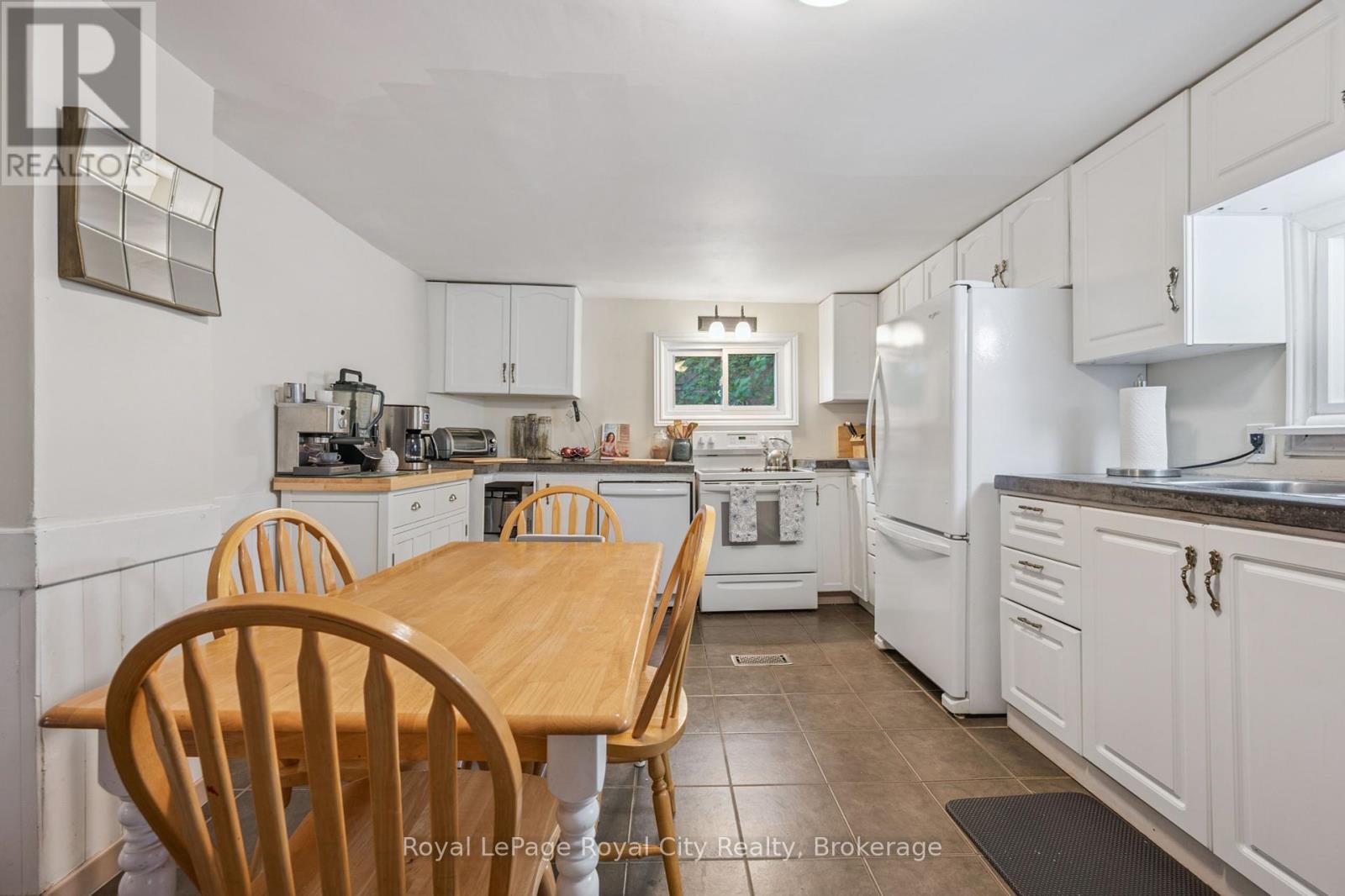












156 YORK ROAD

,
Guelph (St. Patrick's Ward),




Ontario
N1E3E9

