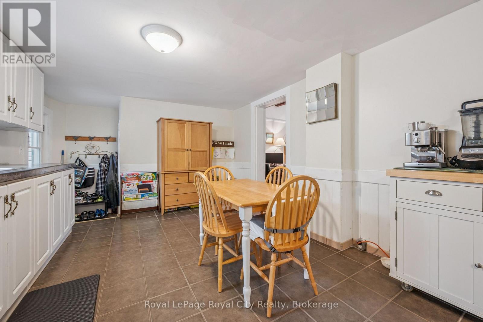 












156 YORK ROAD

,
Guelph (St. Patrick's Ward),




Ontario
N1E3E9

