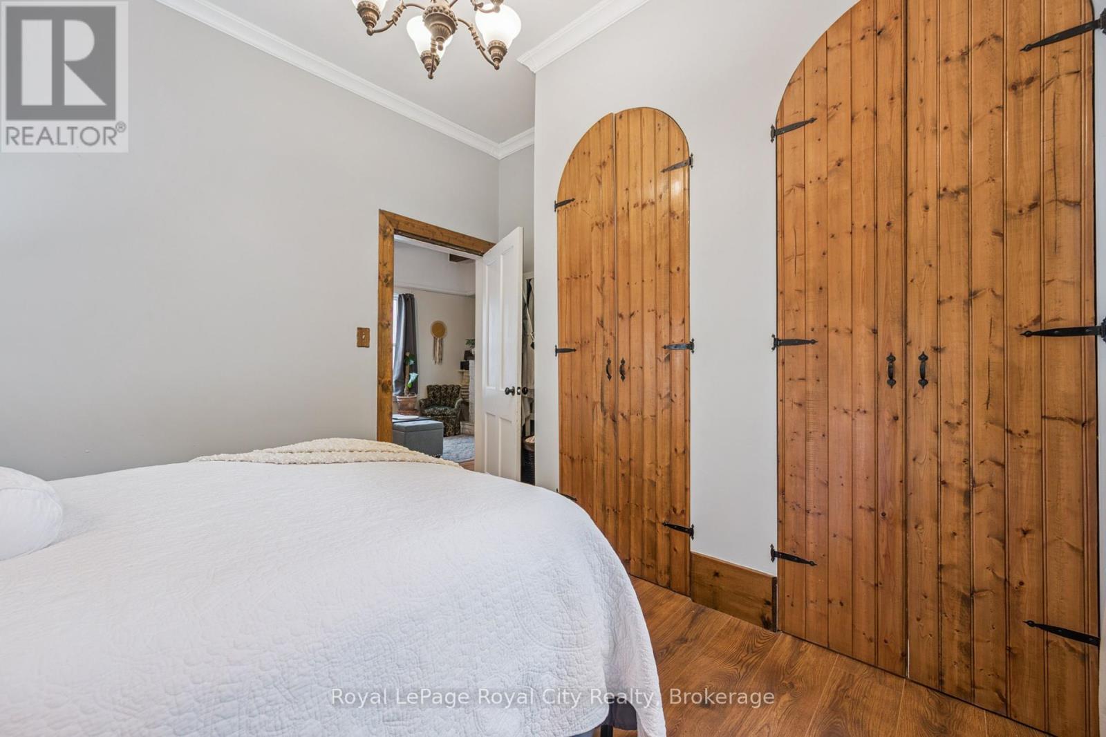 












156 YORK ROAD

,
Guelph (St. Patrick's Ward),




Ontario
N1E3E9

