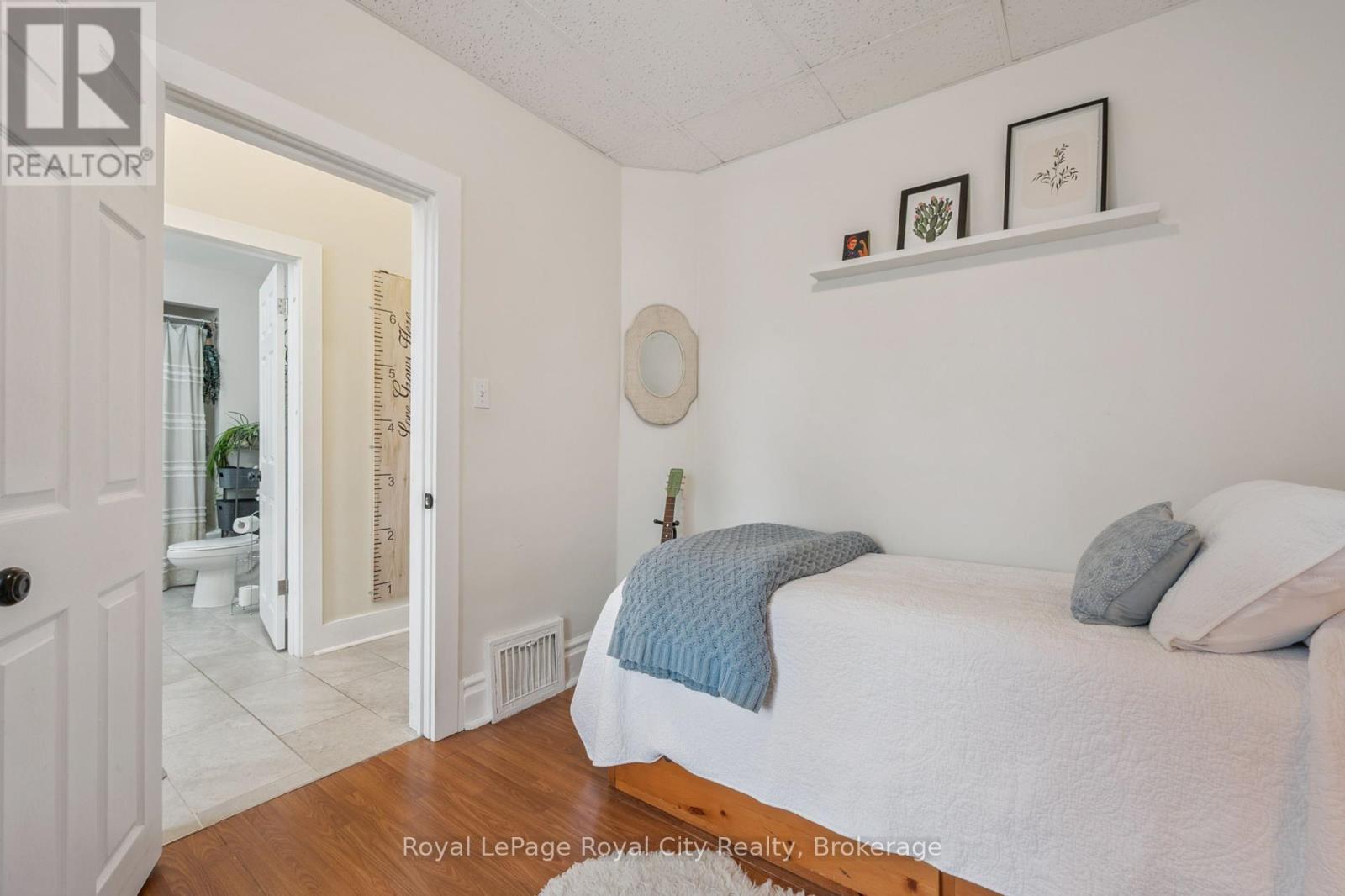 












156 YORK ROAD

,
Guelph (St. Patrick's Ward),




Ontario
N1E3E9

