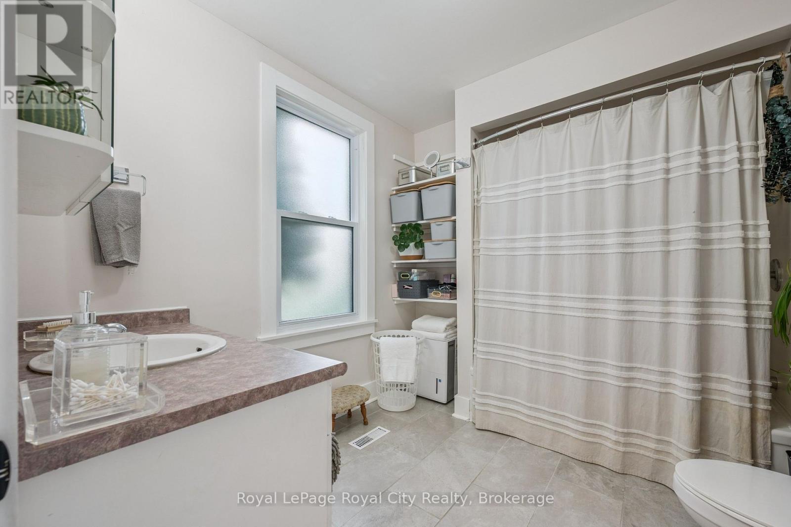 












156 YORK ROAD

,
Guelph (St. Patrick's Ward),




Ontario
N1E3E9

