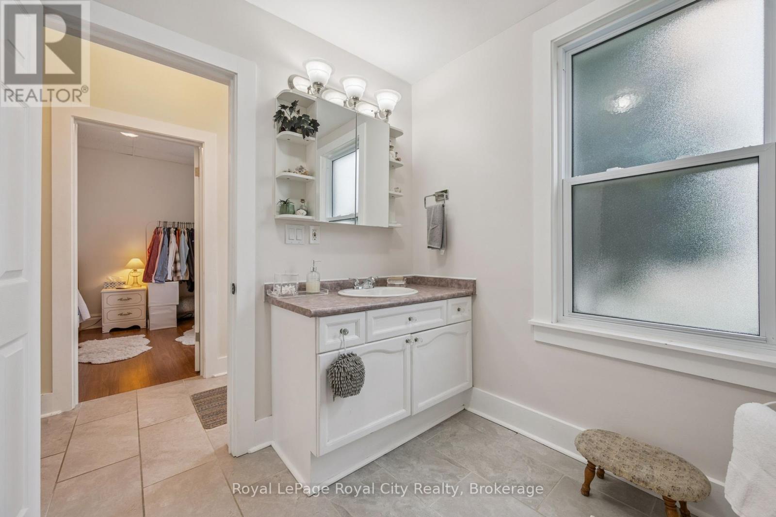 












156 YORK ROAD

,
Guelph (St. Patrick's Ward),




Ontario
N1E3E9

