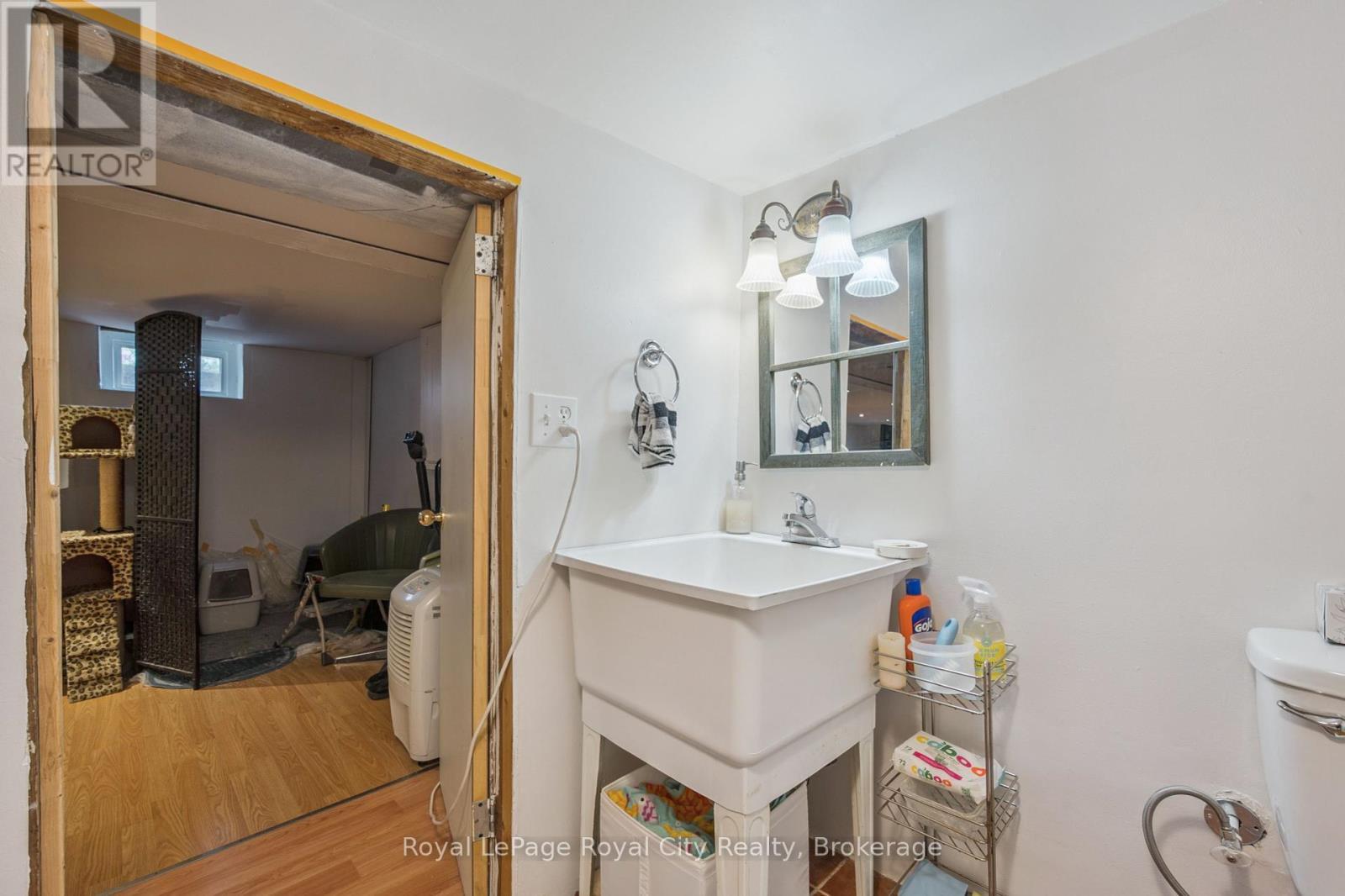 












156 YORK ROAD

,
Guelph (St. Patrick's Ward),




Ontario
N1E3E9

