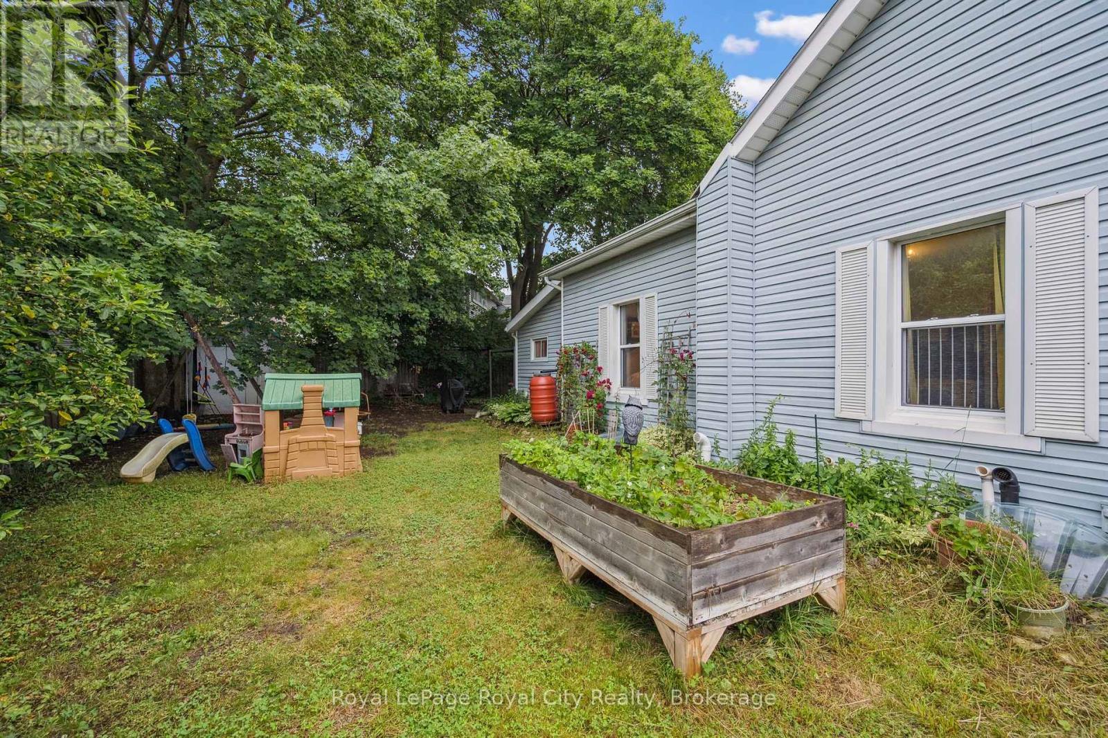












156 YORK ROAD

,
Guelph (St. Patrick's Ward),




Ontario
N1E3E9

