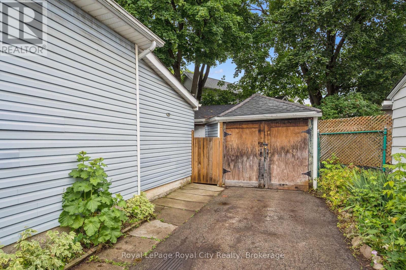












156 YORK ROAD

,
Guelph (St. Patrick's Ward),




Ontario
N1E3E9

