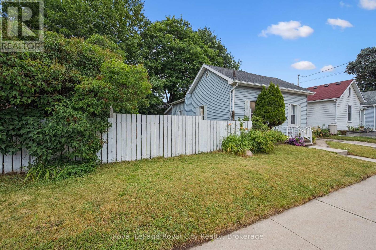 












156 YORK ROAD

,
Guelph (St. Patrick's Ward),




Ontario
N1E3E9

