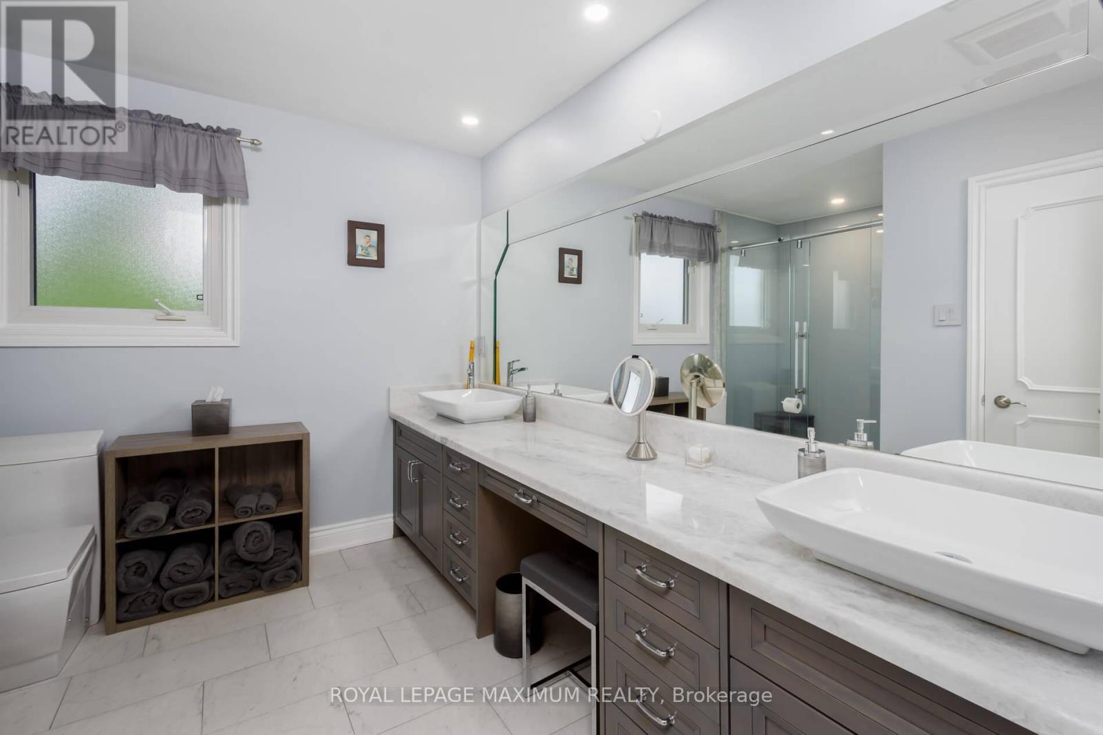 












35 LORENGATE PLACE

,
Vaughan,




Ontario
L4L2Y4

