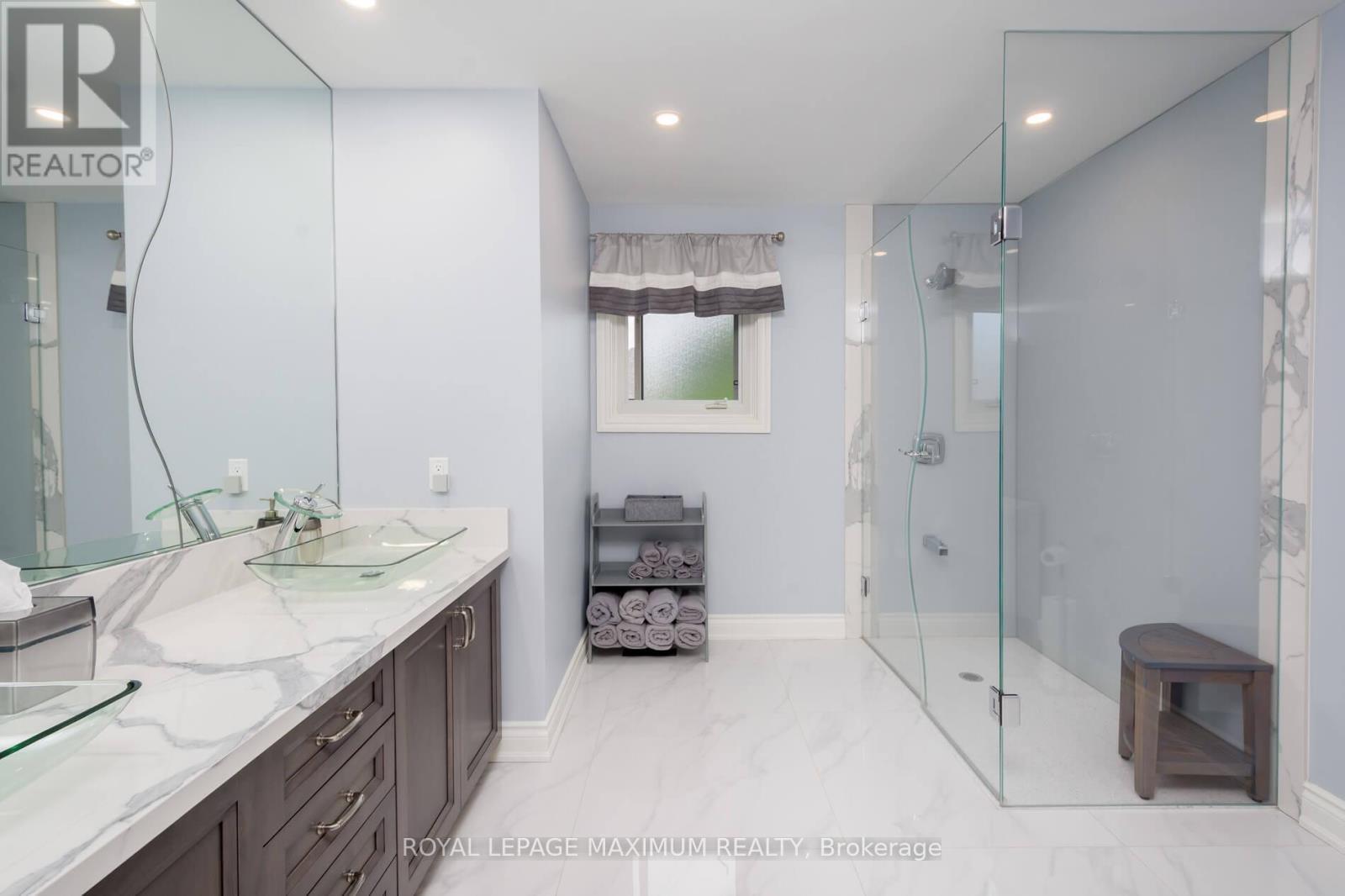 












35 LORENGATE PLACE

,
Vaughan,




Ontario
L4L2Y4

