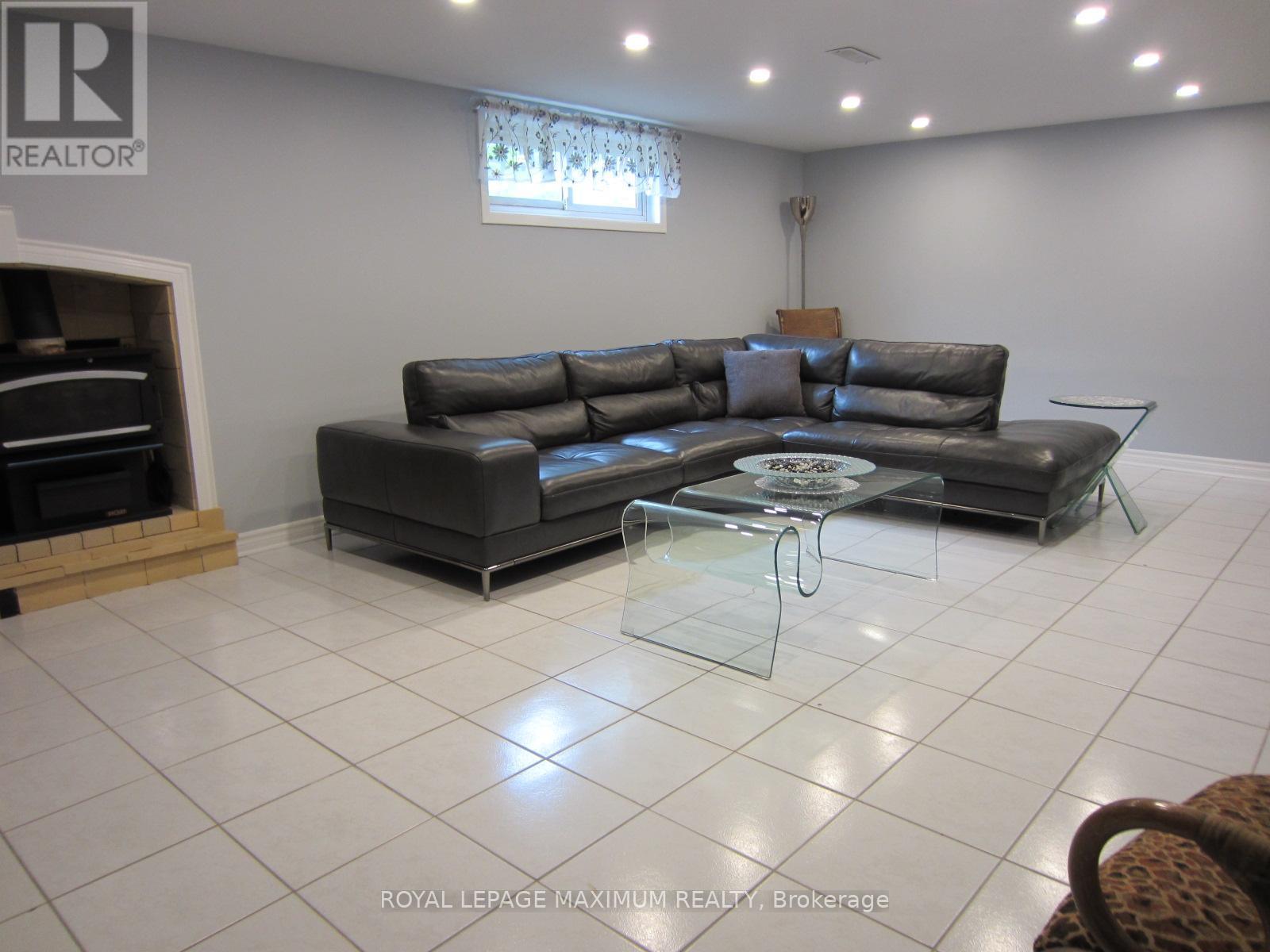 












35 LORENGATE PLACE

,
Vaughan,




Ontario
L4L2Y4

