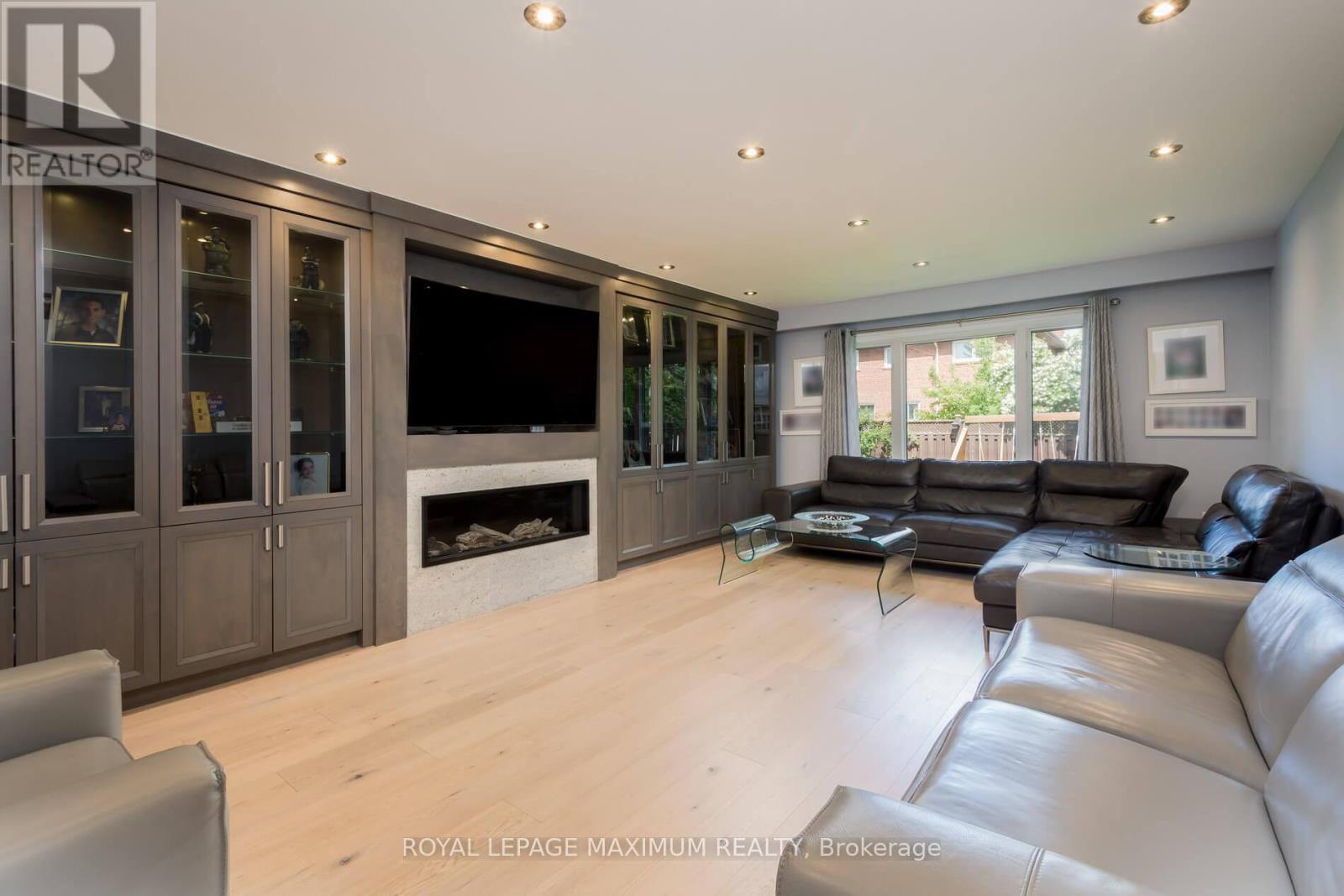 












35 LORENGATE PLACE

,
Vaughan,




Ontario
L4L2Y4

