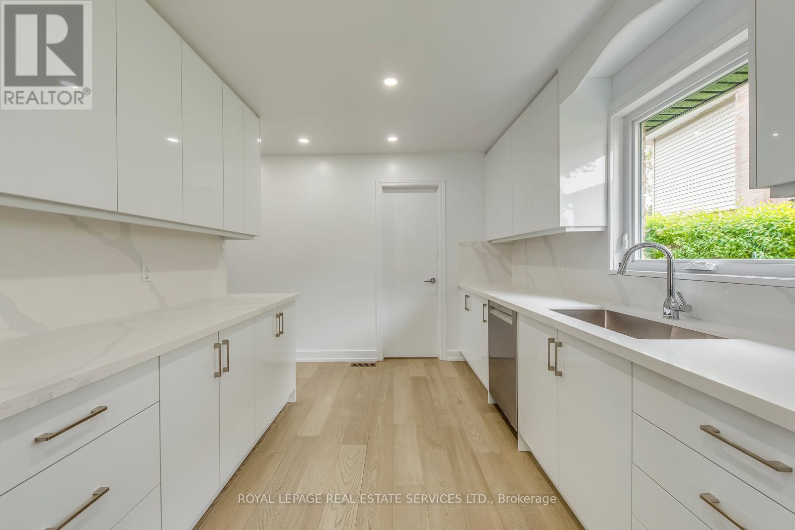 












690 MISSISSAUGA VALLEY BOULEVARD

,
Mississauga,




Ontario
L5A1Z4

