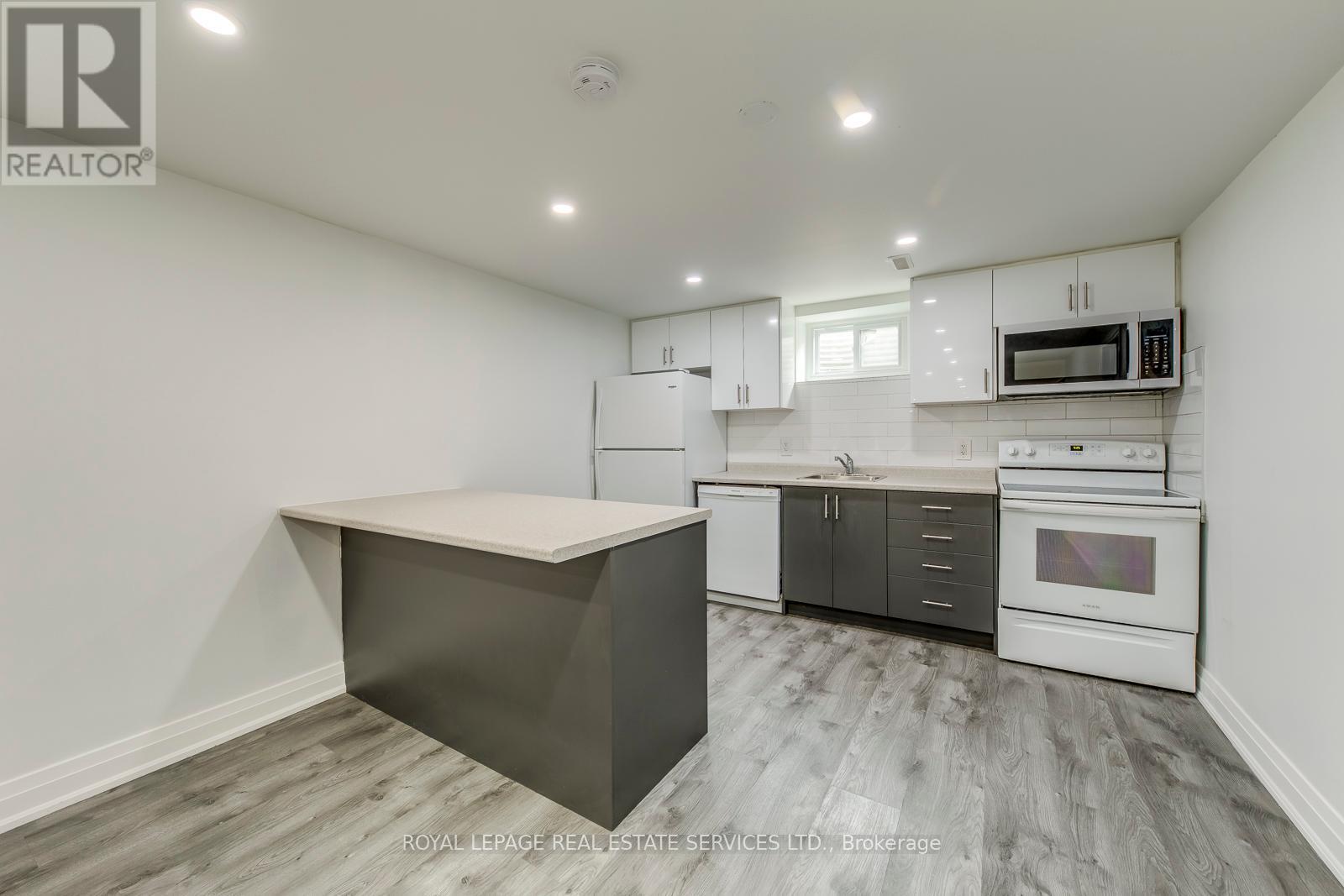 












690 MISSISSAUGA VALLEY BOULEVARD

,
Mississauga,




Ontario
L5A1Z4

