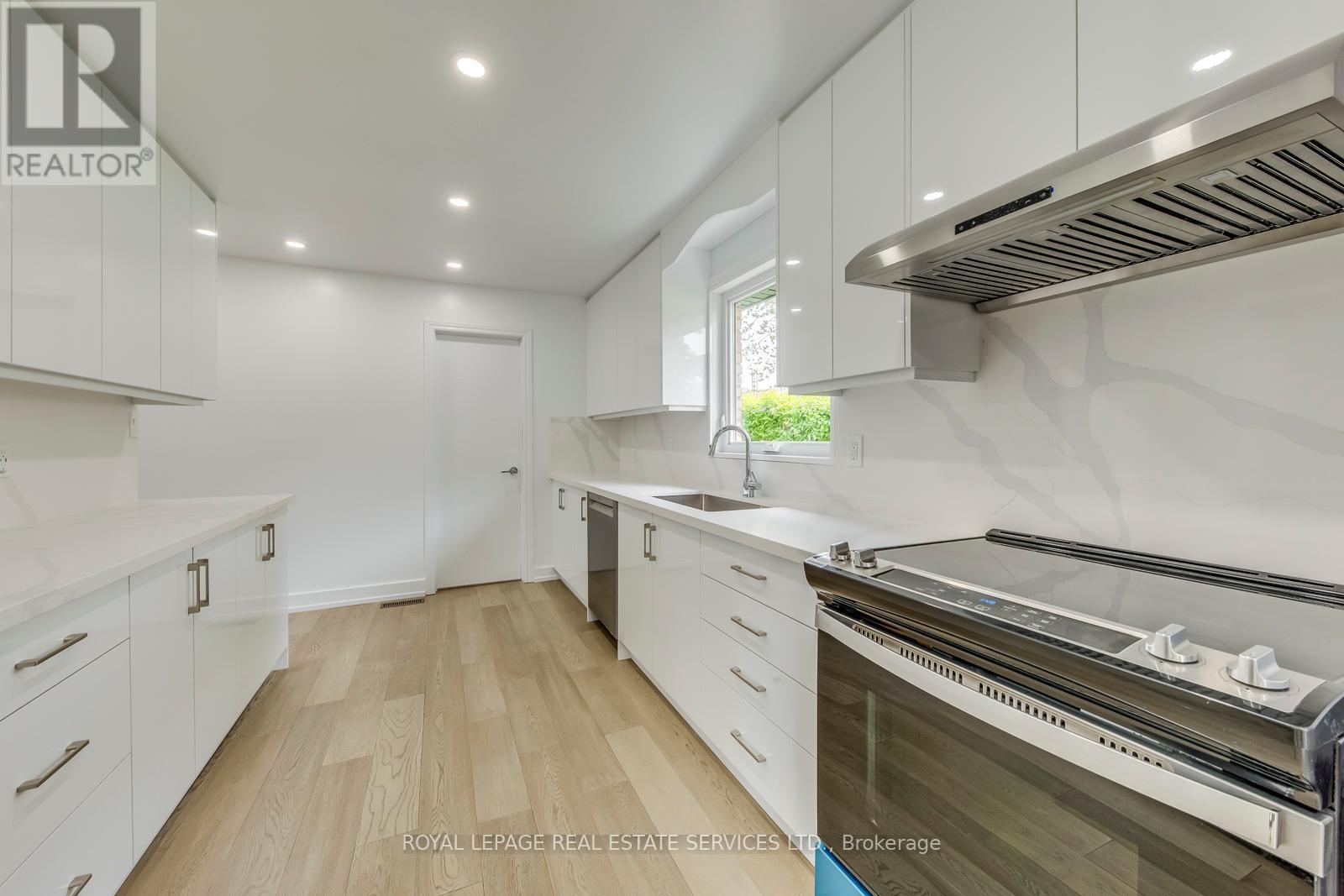 












690 MISSISSAUGA VALLEY BOULEVARD

,
Mississauga,




Ontario
L5A1Z4

