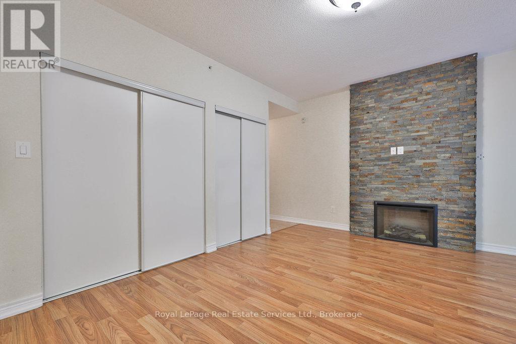 












106 - 73 WASHINGTON AVENUE NW

,
Oakville (CO Central),




Ontario
L6K1W5


