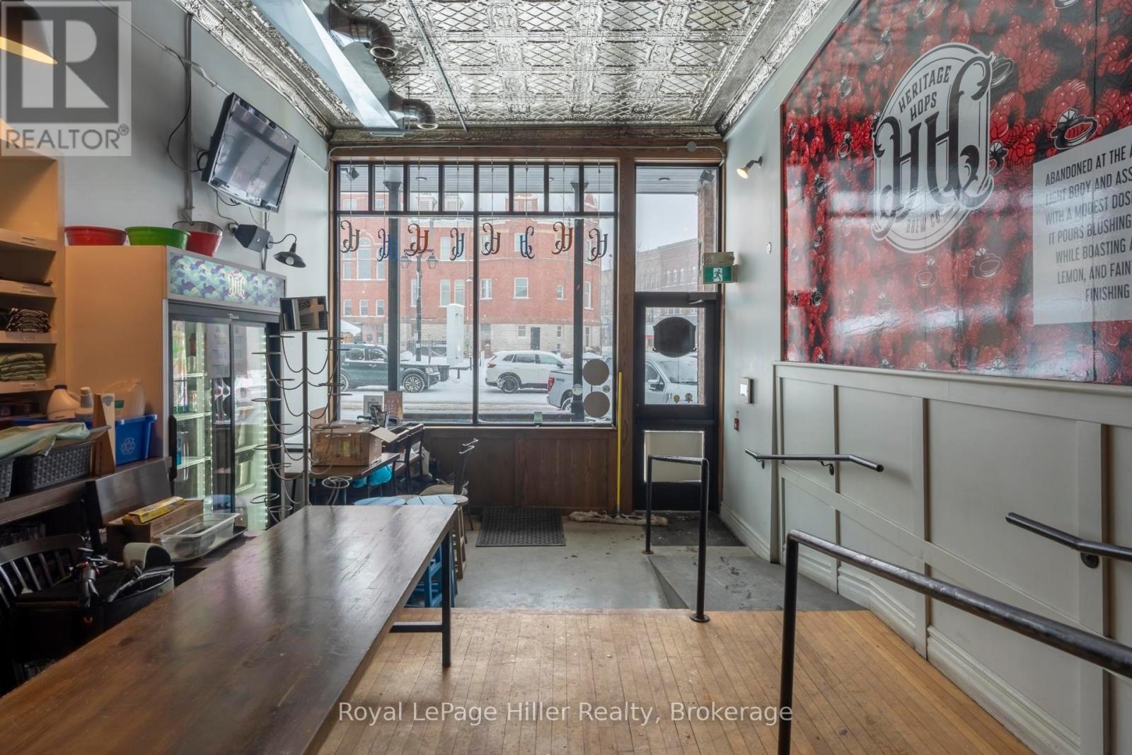 












21 MARKET PLACE

,
Stratford,




Ontario
N5A1A4

