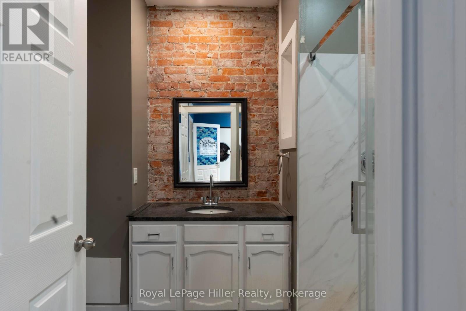 












21 MARKET PLACE

,
Stratford,




Ontario
N5A1A4

