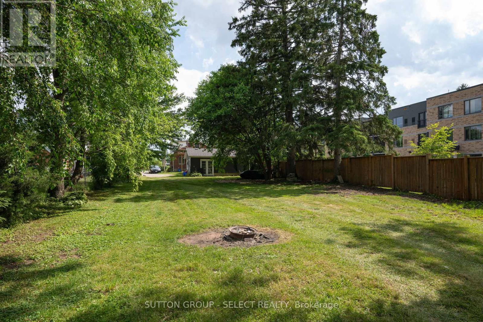 












1100 HAMILTON ROAD

,
London East (East O),




Ontario
N5W1A6

