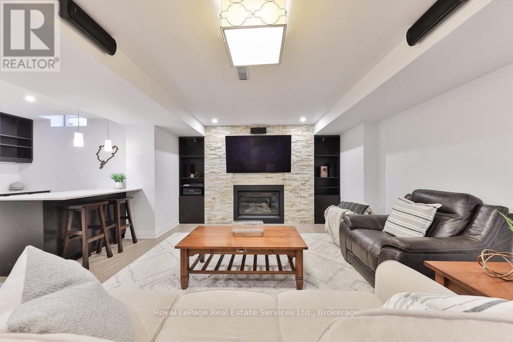 












170 NAUTICAL BOULEVARD

,
Oakville (BR Bronte),




Ontario
L6L6V6

