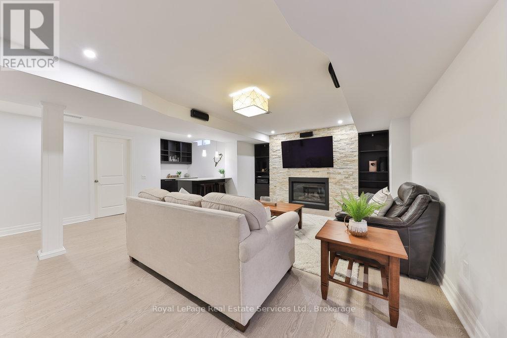 












170 NAUTICAL BOULEVARD

,
Oakville (BR Bronte),




Ontario
L6L6V6

