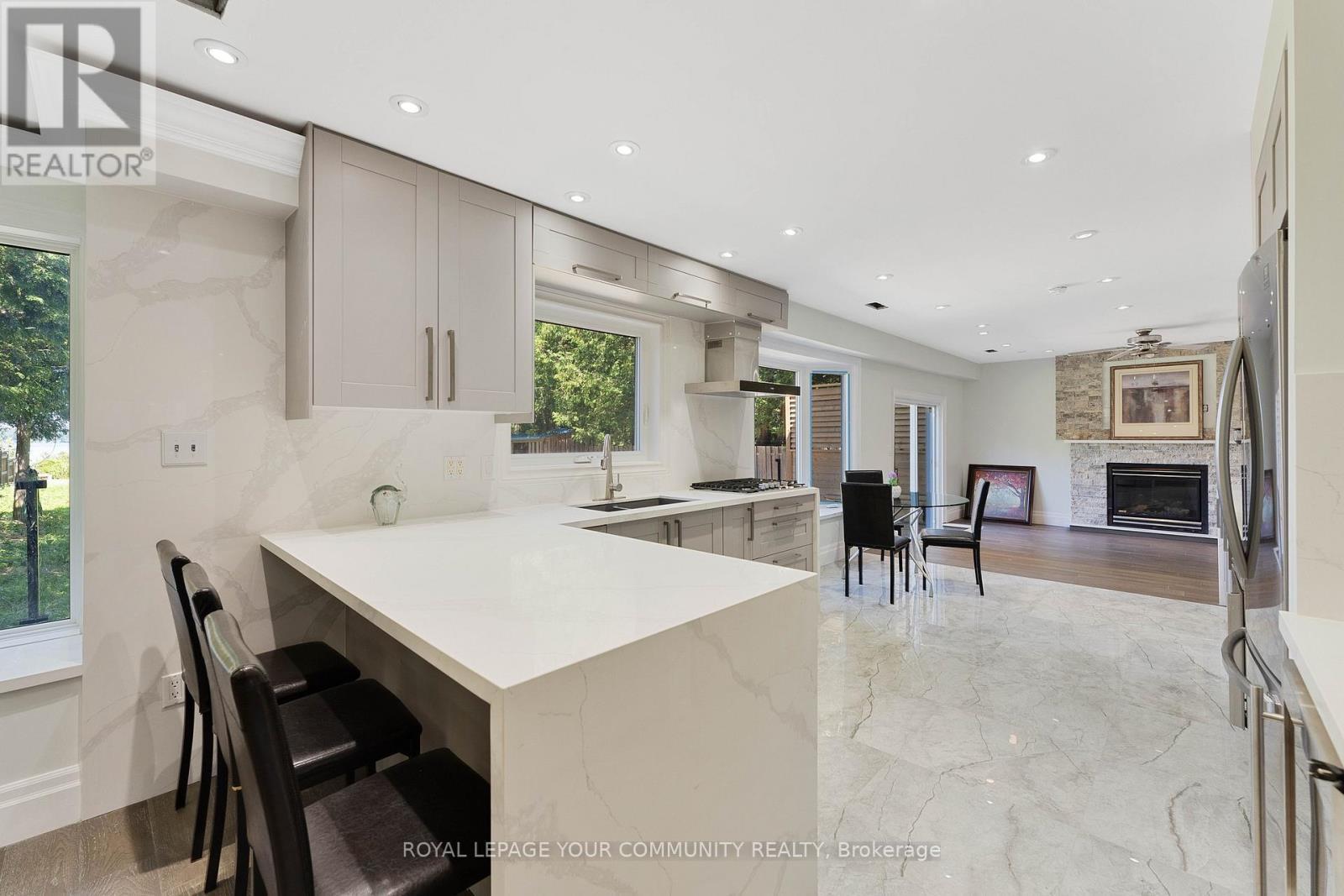 












3994 GUEST ROAD

,
Innisfil,




Ontario
L9S2T4

