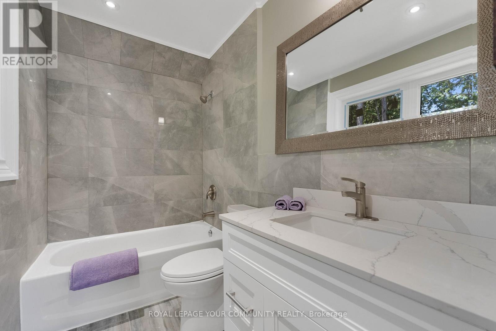 












3994 GUEST ROAD

,
Innisfil,




Ontario
L9S2T4

