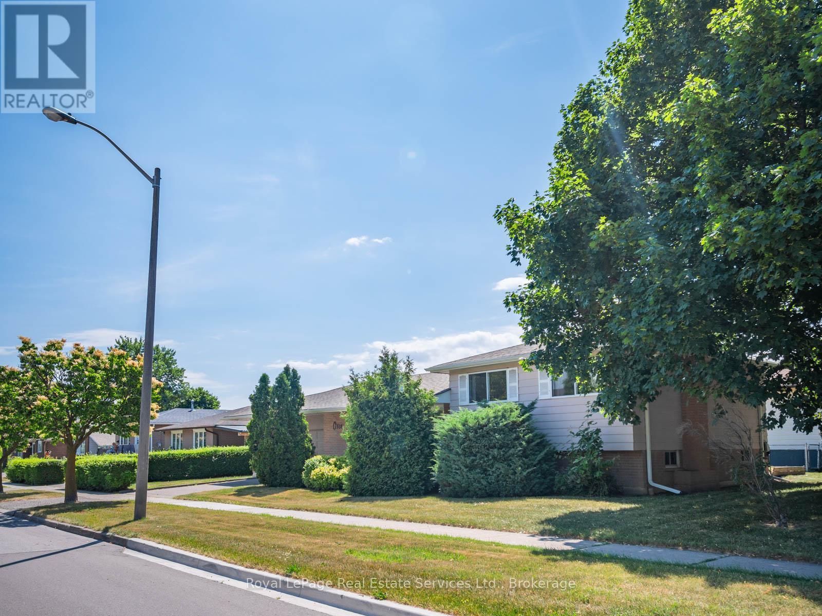 












1 MOSSWOOD LANE

,
Toronto (West Humber-Clairville),




Ontario
M9V1M3

