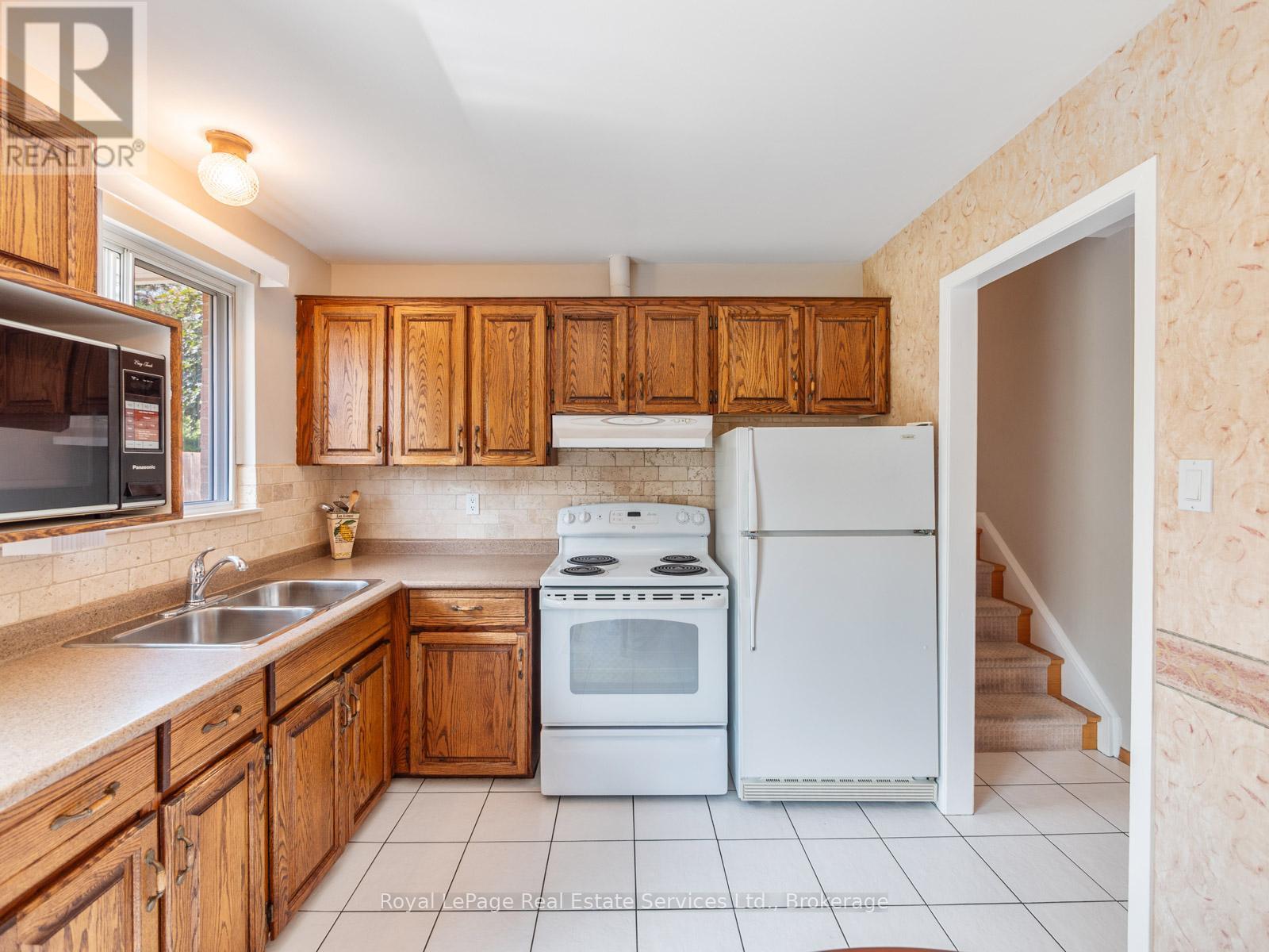 












1 MOSSWOOD LANE

,
Toronto (West Humber-Clairville),




Ontario
M9V1M3

