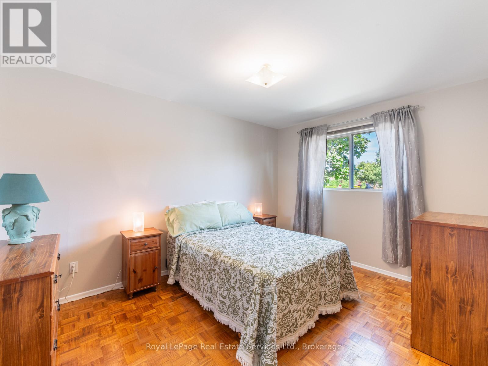 












1 MOSSWOOD LANE

,
Toronto (West Humber-Clairville),




Ontario
M9V1M3

