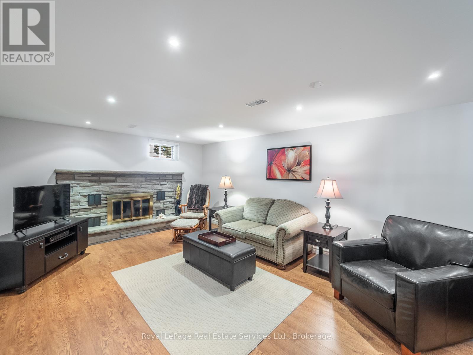 












1 MOSSWOOD LANE

,
Toronto (West Humber-Clairville),




Ontario
M9V1M3

