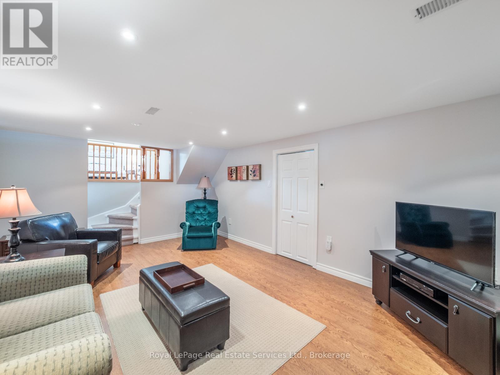 












1 MOSSWOOD LANE

,
Toronto (West Humber-Clairville),




Ontario
M9V1M3

