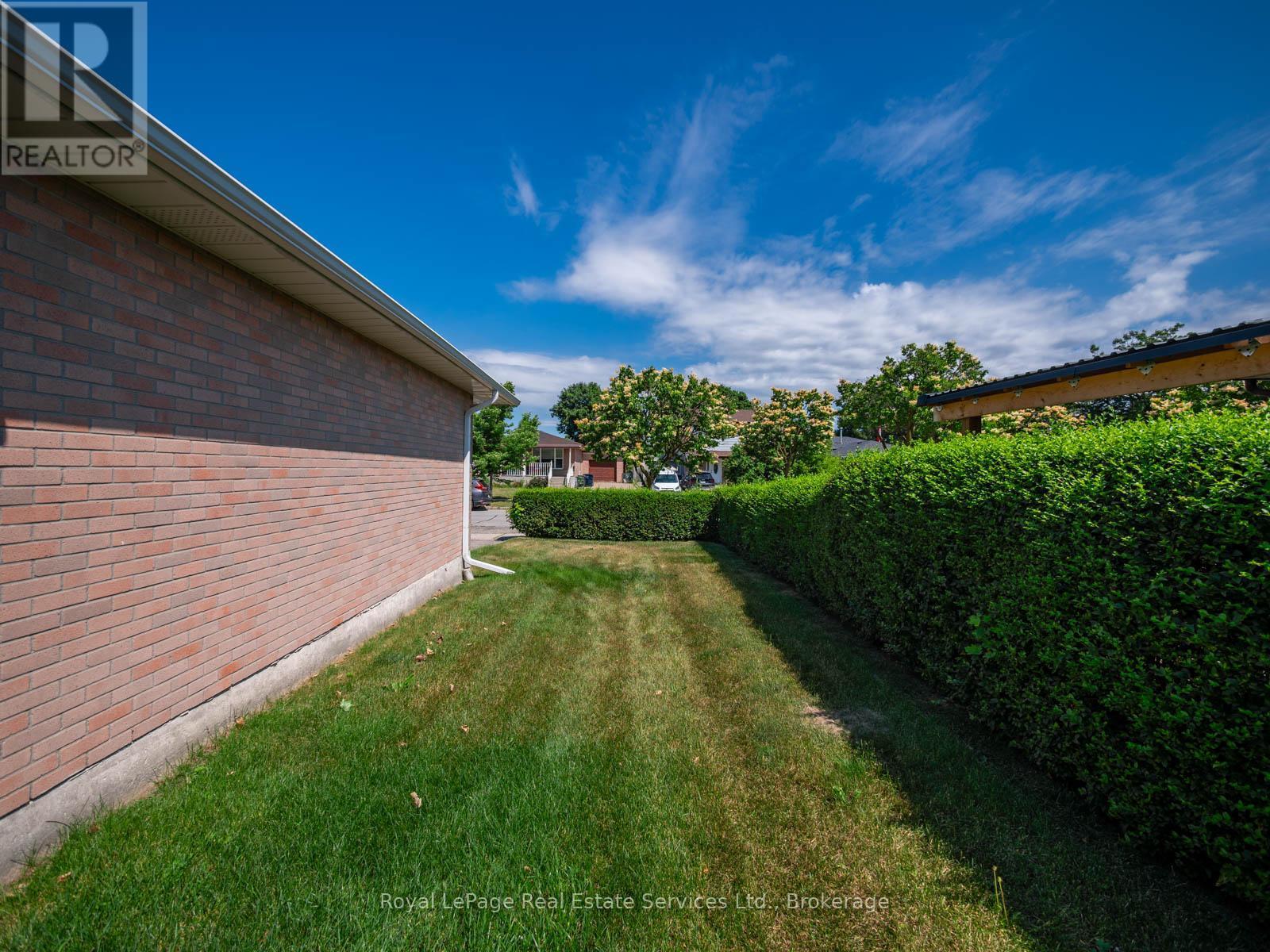 












1 MOSSWOOD LANE

,
Toronto (West Humber-Clairville),




Ontario
M9V1M3

