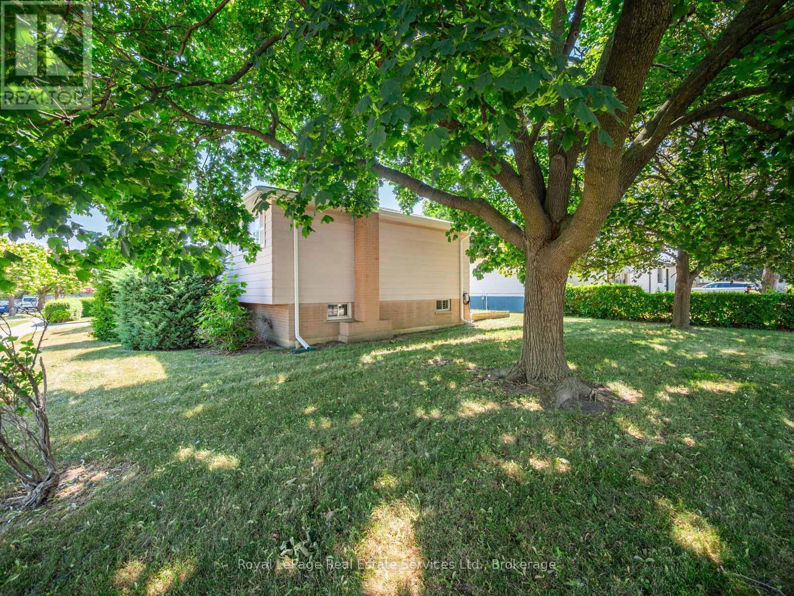 












1 MOSSWOOD LANE

,
Toronto (West Humber-Clairville),




Ontario
M9V1M3

