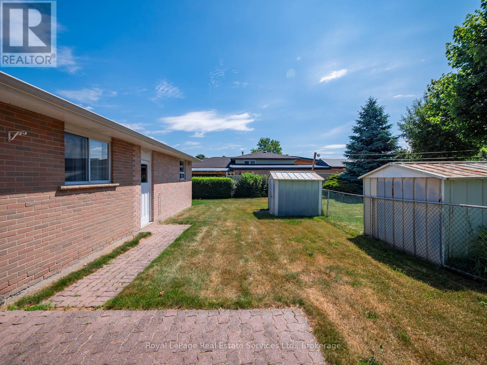 












1 MOSSWOOD LANE

,
Toronto (West Humber-Clairville),




Ontario
M9V1M3

