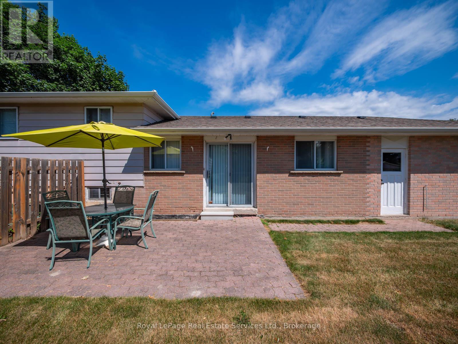 












1 MOSSWOOD LANE

,
Toronto (West Humber-Clairville),




Ontario
M9V1M3

