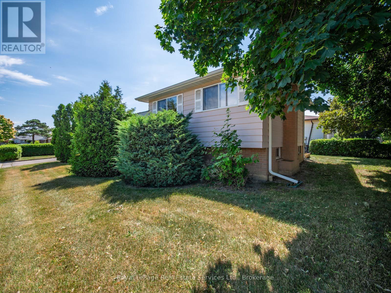 












1 MOSSWOOD LANE

,
Toronto (West Humber-Clairville),




Ontario
M9V1M3

