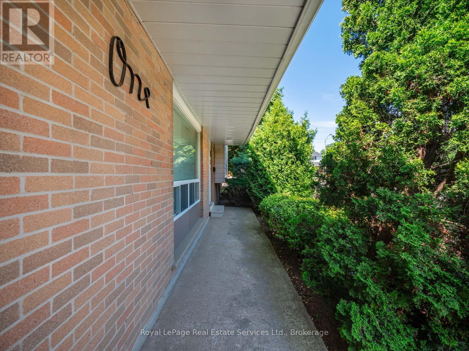 












1 MOSSWOOD LANE

,
Toronto (West Humber-Clairville),




Ontario
M9V1M3

