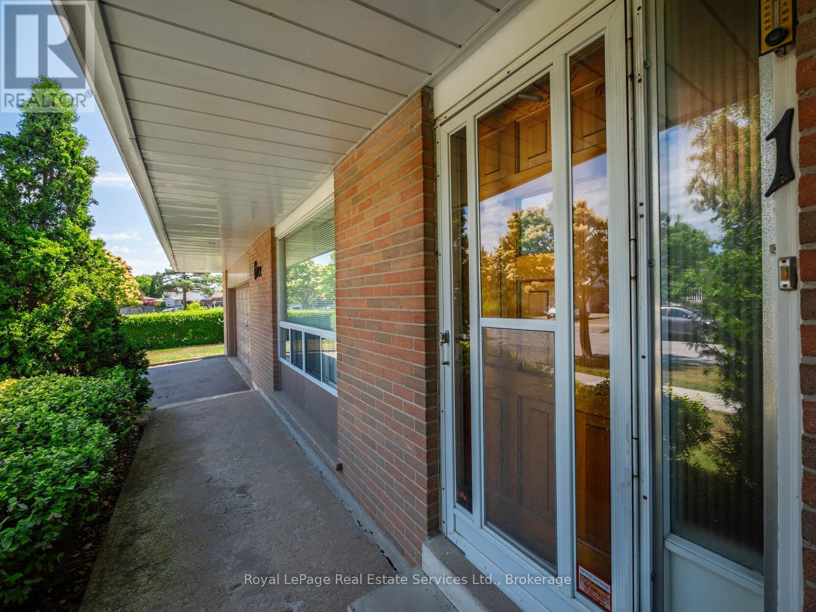 












1 MOSSWOOD LANE

,
Toronto (West Humber-Clairville),




Ontario
M9V1M3

