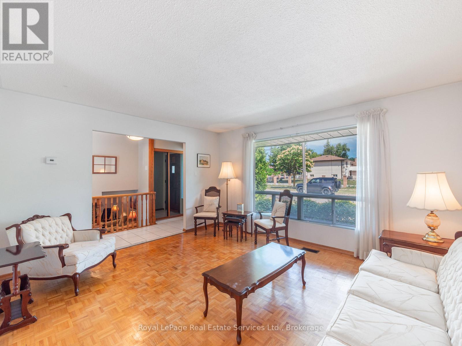 












1 MOSSWOOD LANE

,
Toronto (West Humber-Clairville),




Ontario
M9V1M3

