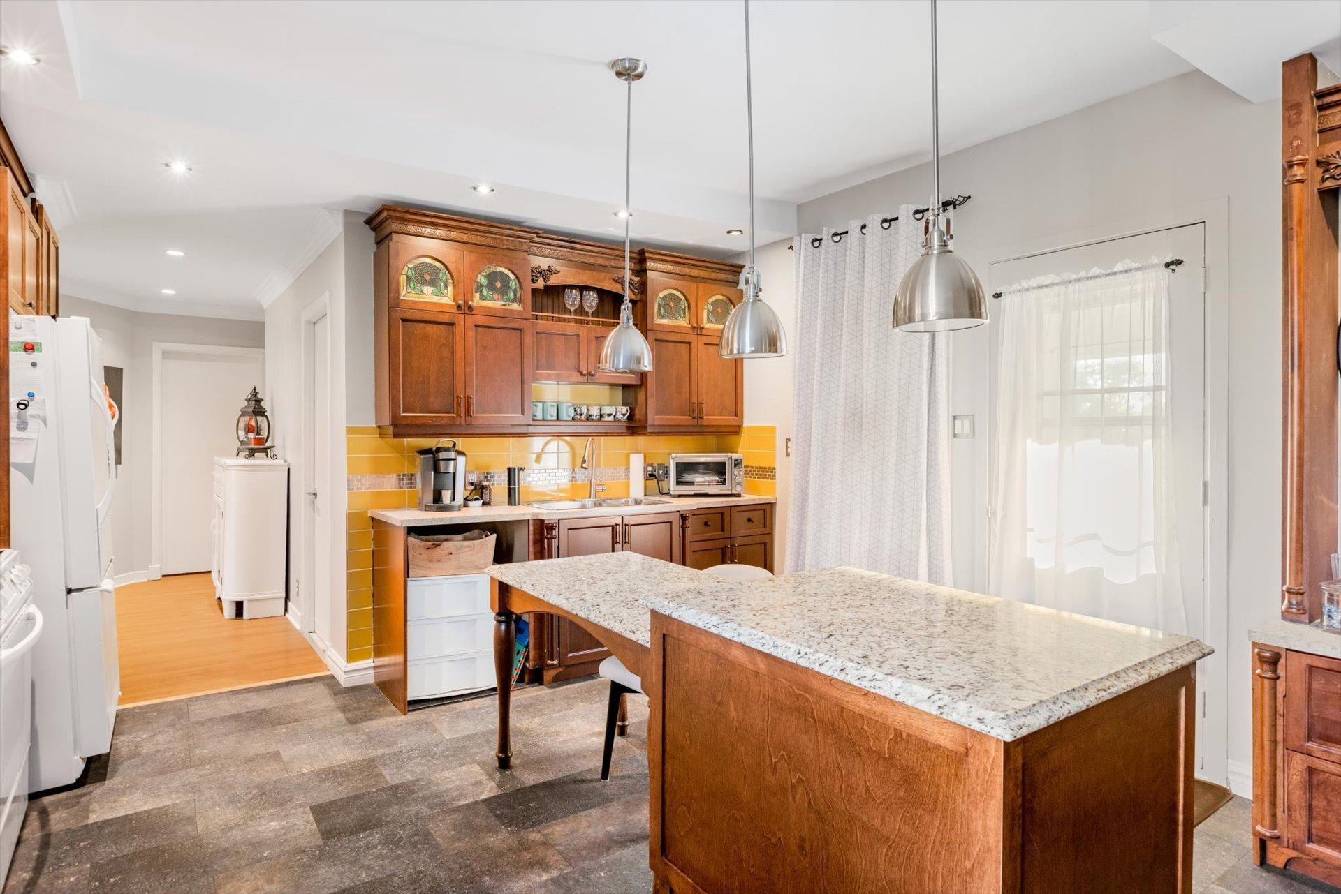 









783

 - 785


Av. Hemlock

,
Shawinigan,




QC
G9N1S8

