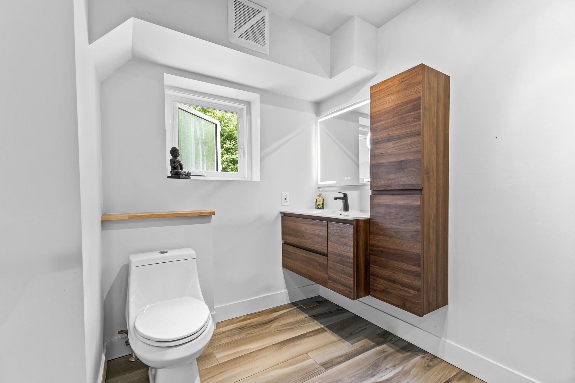 









1216


Rue St-Camille

,
Saint-Jérôme,




QC
J5L2K7

