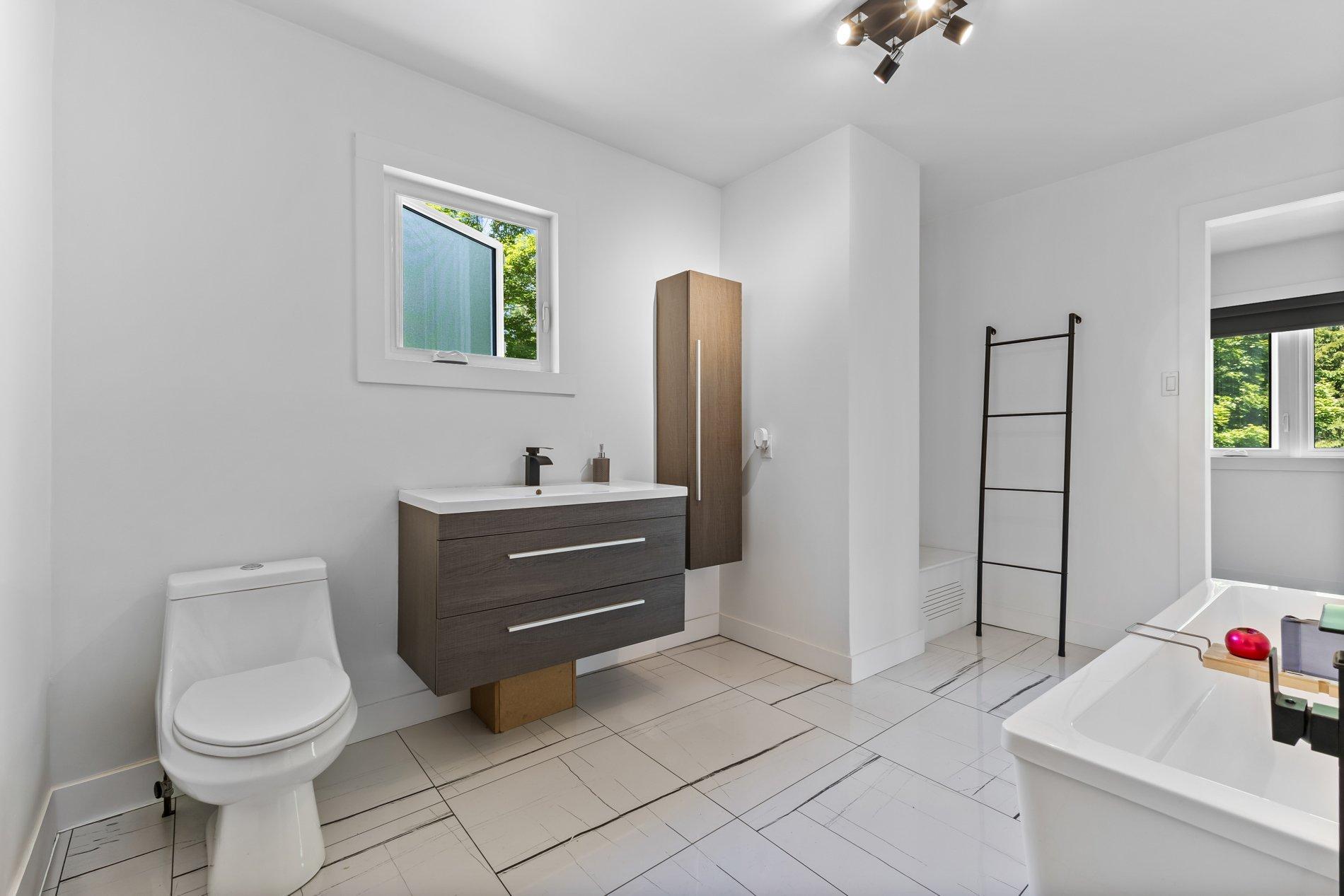 









1216


Rue St-Camille

,
Saint-Jérôme,




QC
J5L2K7

